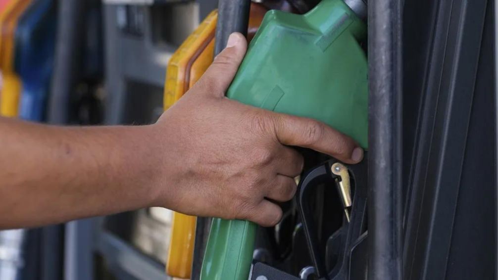 El Gobierno pospuso el aumento del impuesto a los combustibles hasta junio