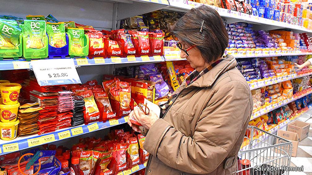 En marzo, el consumo cayó un 7,3% en supermercados