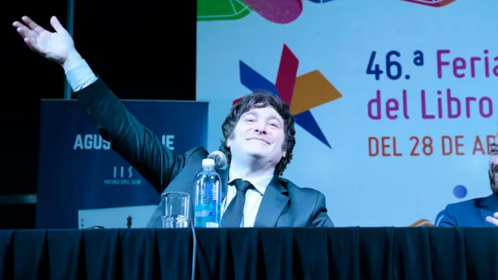 Ida y vuelta entre Milei y la Feria del Libro: el problema de las 5000 entradas y un episodio "poco amigable"