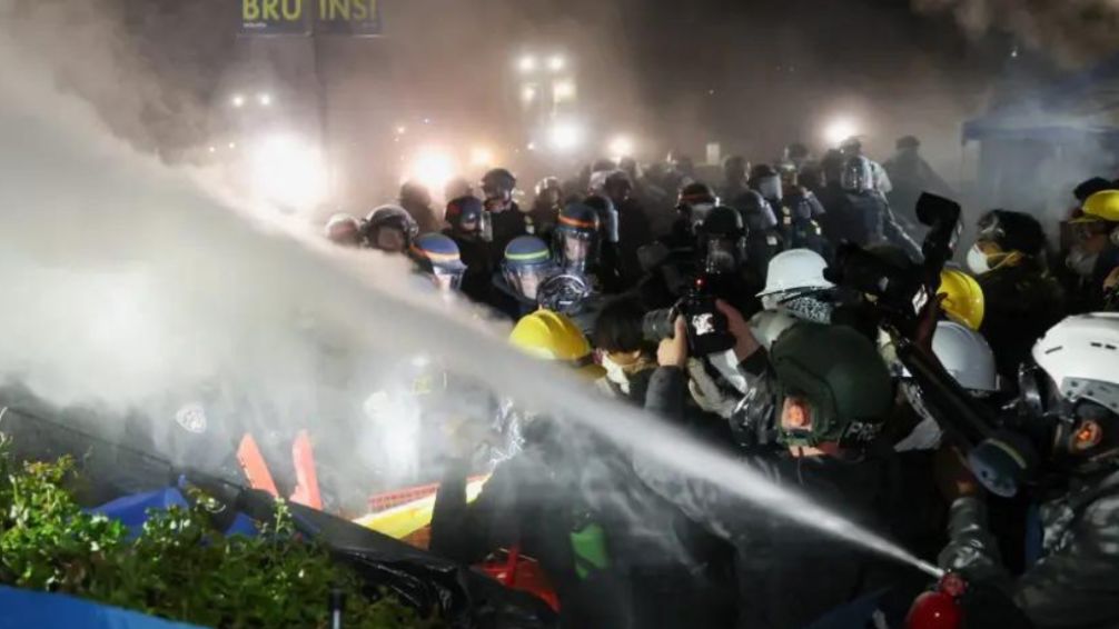 Desmantelaron un campamento de manifestantes propalestinos en la UCLA: hay al menos 200 detenidos