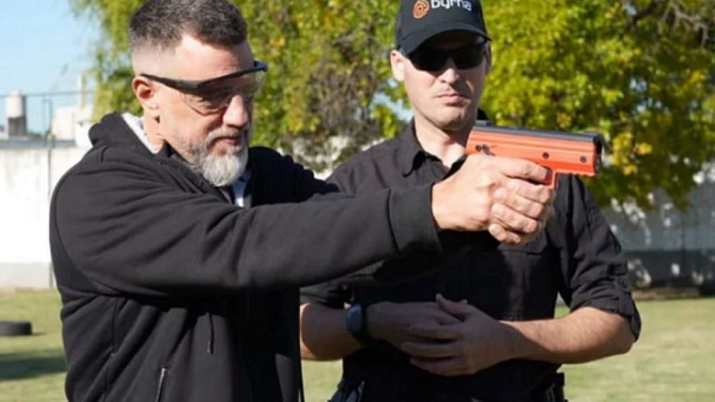Seguridad presentó las pistolas Byrna: un arma no letal que dispara productos químicos