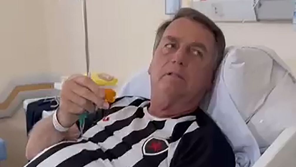 Hospitalizan al expresidente brasilero Jair Bolsonaro por un cuadro de deshidratación e infección