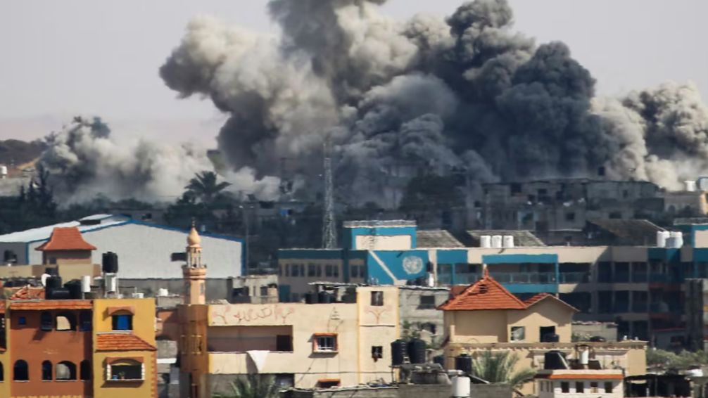 Israel sigue negociando un alto el fuego y bombardea el este de Rafah
