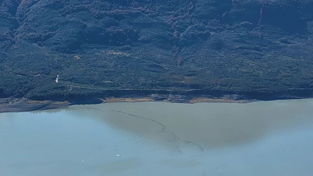 Alerta ambiental en Argentina: investigan una mancha de petróleo frente al Glaciar Perito Moreno
