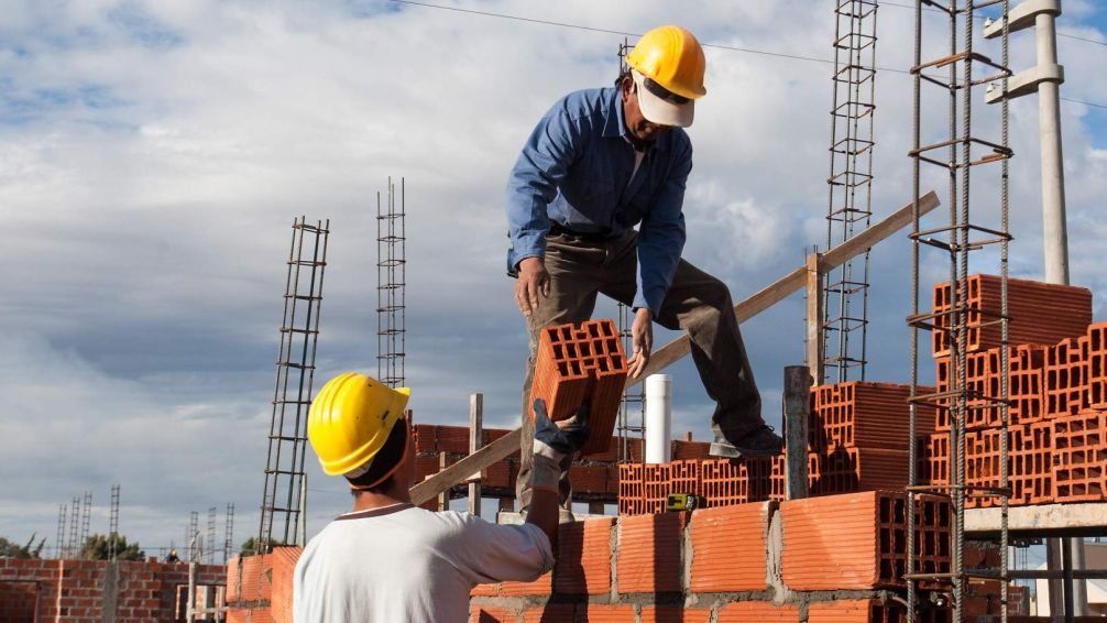 En marzo, la construcción se desplomó 42,2% y la industria cayó 21,2%