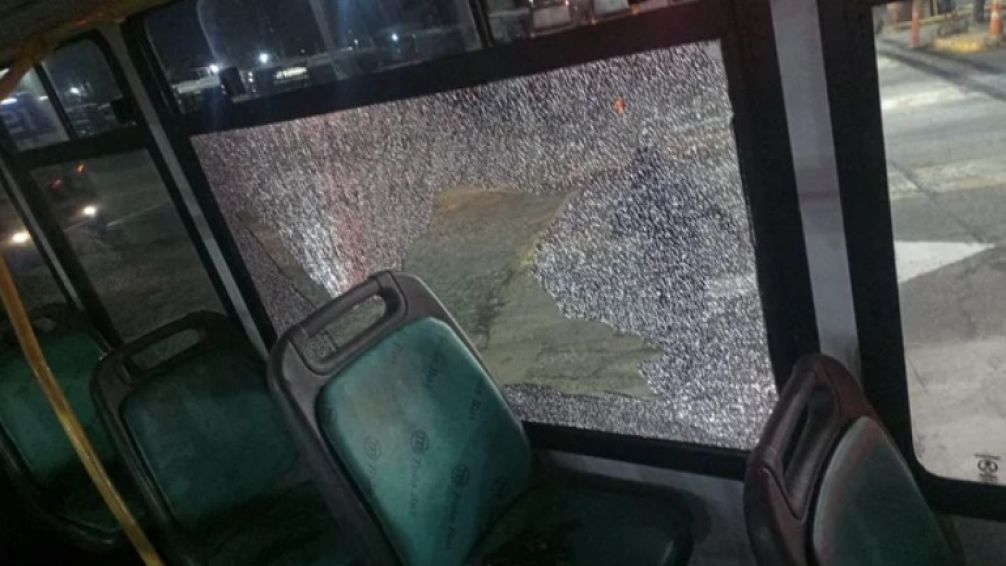 Colectivos fueron atacados a piedrazos en pleno paro general