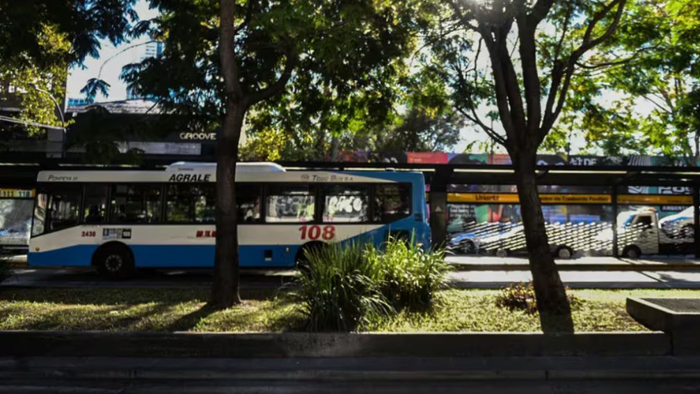 Las cámaras empresarias de colectivos comunicaron que la medida de fuerza agrava la situación económica del sector