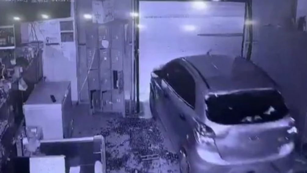 Robo en un supermercado chino de La Plata: rompieron el portón con un auto y se llevaron la caja registradora