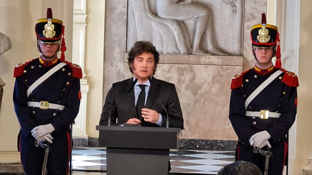 Javier Milei colocó un busto de Carlos Menem y dijo que "fue el mejor presidente de la historia"