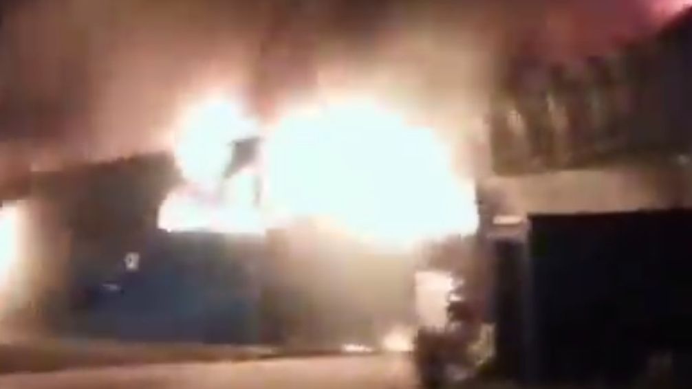 Brutal incendio en una fábrica de colchones en Moreno
