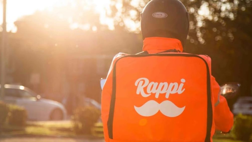 Sueldos flacos: Cada vez más trabajadores usan sus motos como deliverys para sumar ingresos
