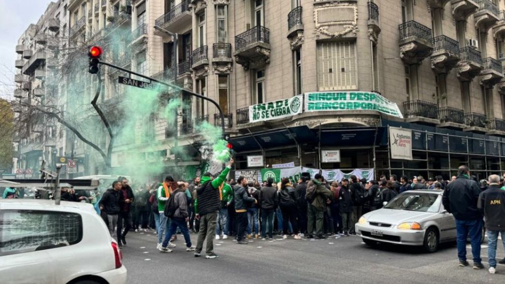 Marcha en el Microcentro por más de cien nuevos despidos en el INADI