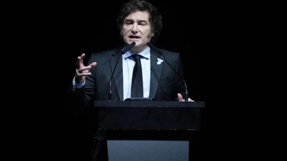 Como un rockstar, Javier Milei cantó en el Luna Park antes de presentar su libro