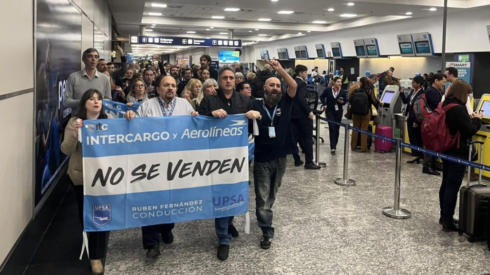 'Aerolineas no se venden' el grito de guerra de los trabajadores en aeroparque