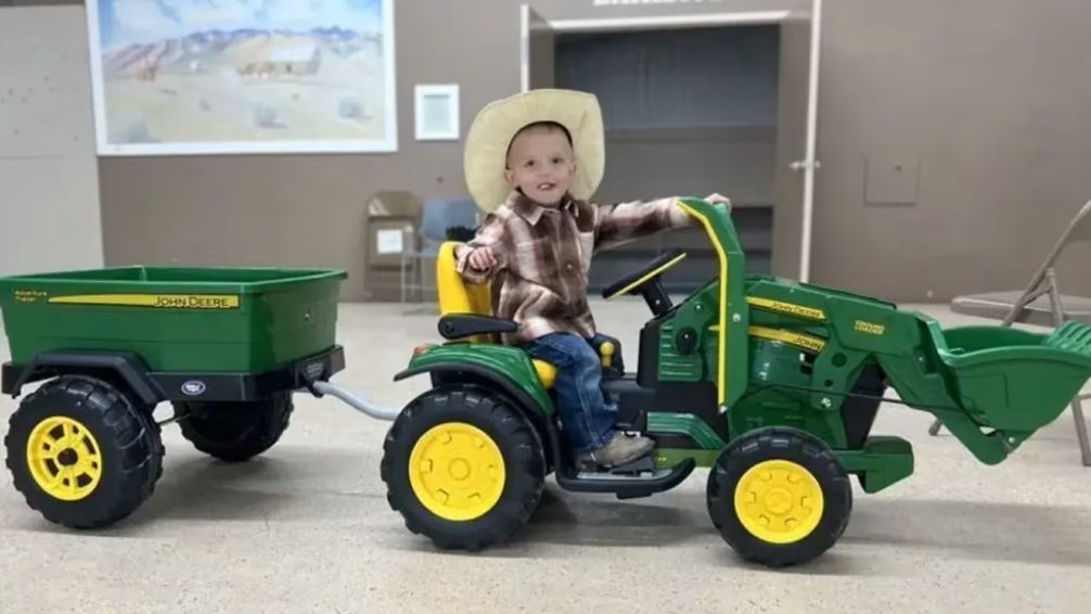 Un nene de tres años murió tras caerse a un río mientras manejaba un tractor de juguete