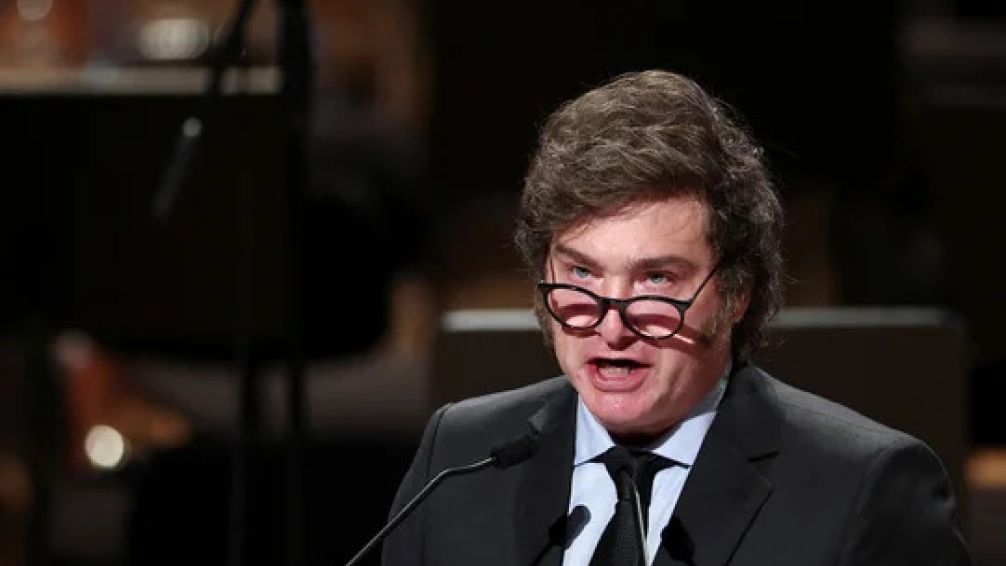 Denuncian penalmente al Presidente por su viaje a España