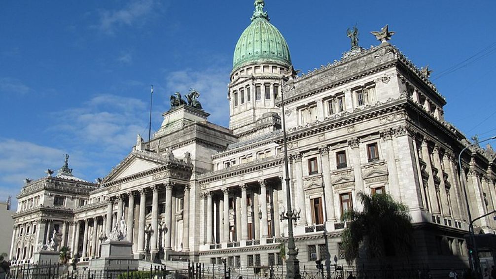 Alfiles, peones y un solo Rey. La reorganización del tablero político.