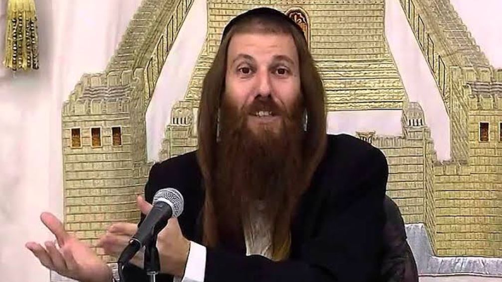 En pleno conflicto con Hamas, un rabino mostró el arma con la que sale a combatir