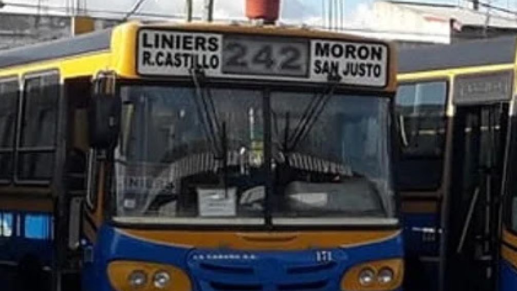 Simuló ser un pasajero que no tenía SUBE y los asaltó a todos