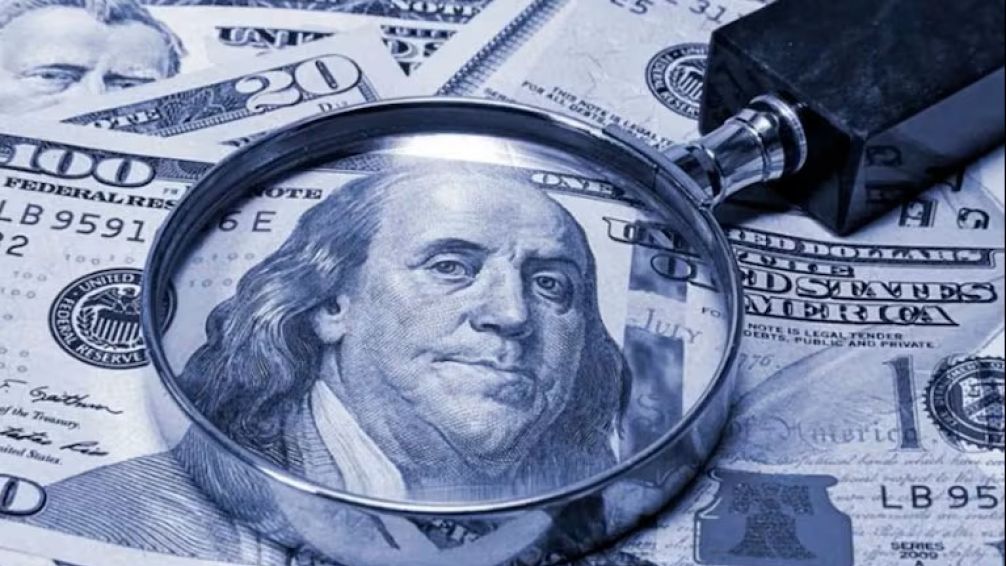 El dólar puede que se potencie y el peso empiece a perder importancia entre los operadores. 