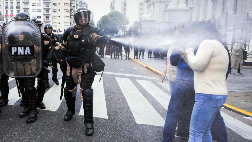 Los agentes intentan contener la manifestación con el camión hidrante y bombas de estruendo.