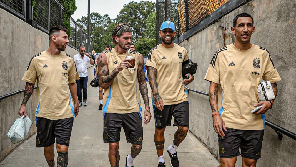 Dibu fotógrafo, Garnacho acróbata, Di María castigado y toda la intimidad de la Selección