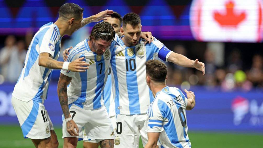 Festejo, Los jugadores de la Selección se abrazan tras el gol de Julián Álvarez.