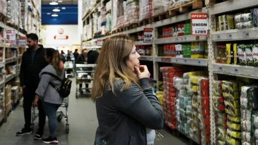 Buscando precios. Los consumidores se decantan por las segundas marcas para ahorrar lo más posible.