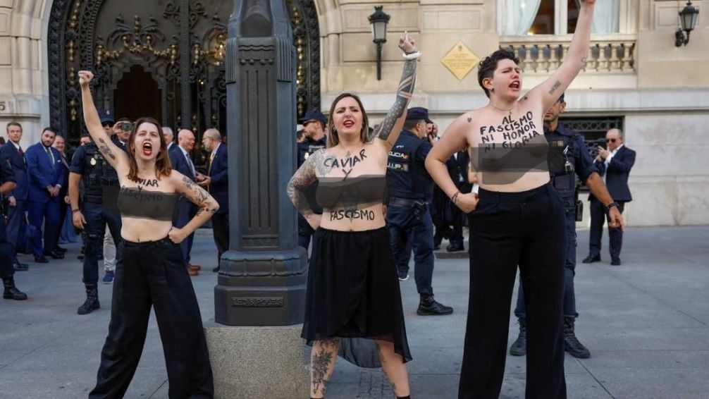 Un grupo de tres activistas de FEMEN repudiaron la presencia del jefe de Estado argentino en España