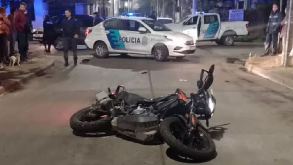 Policía se cruzó en brutal balacera contra dos delincuentes en moto: un muerto