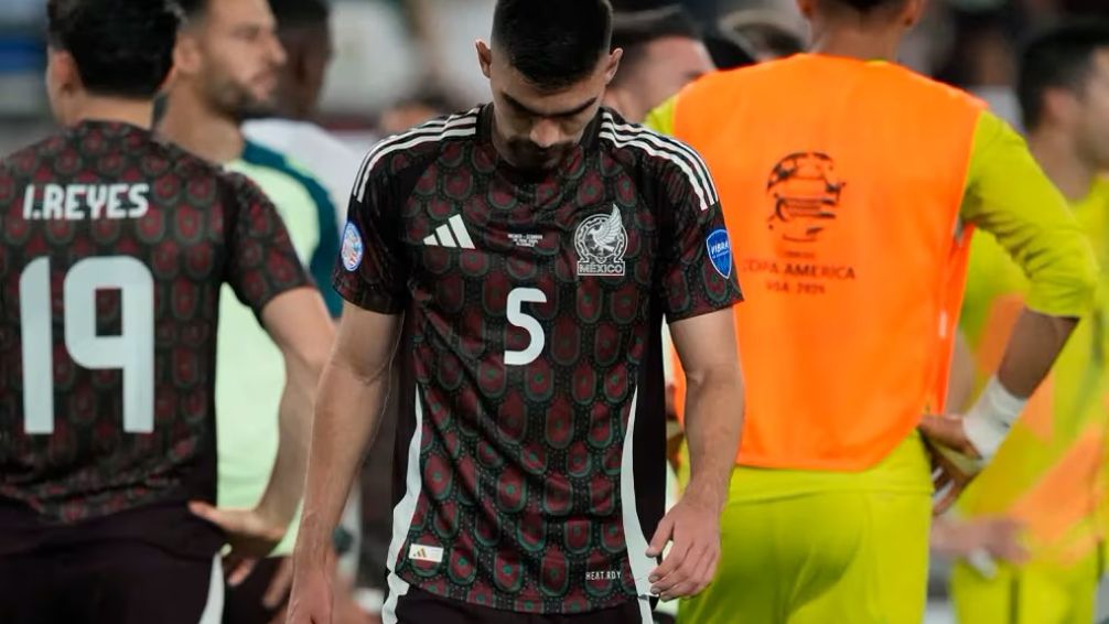 Lozano mandó los cinco cambios al terreno de juego