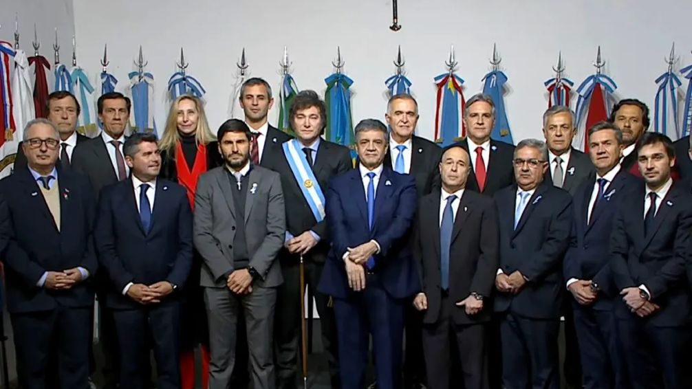 Con 18 gobernadores y 2 expresidentes, Milei firmó el 'Pacto de Mayo'