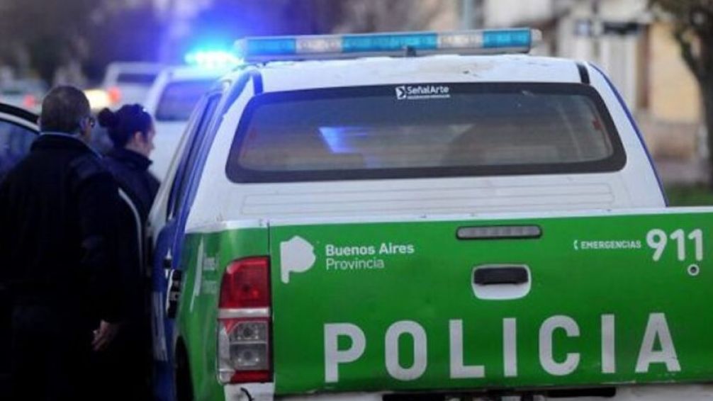 Asesinaron a puñaladas a un hombre en su casa de Lanús y detuvieron a la esposa
