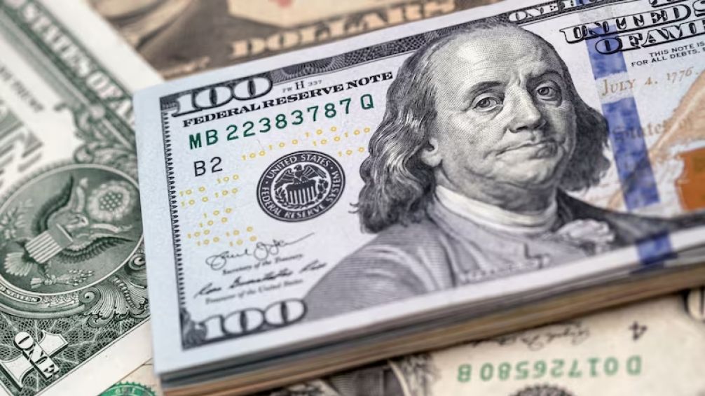 Divisas. Mientras se posterga la quita del cepo, la cotización del dólar paralelo escaló hasta los $1.500.
