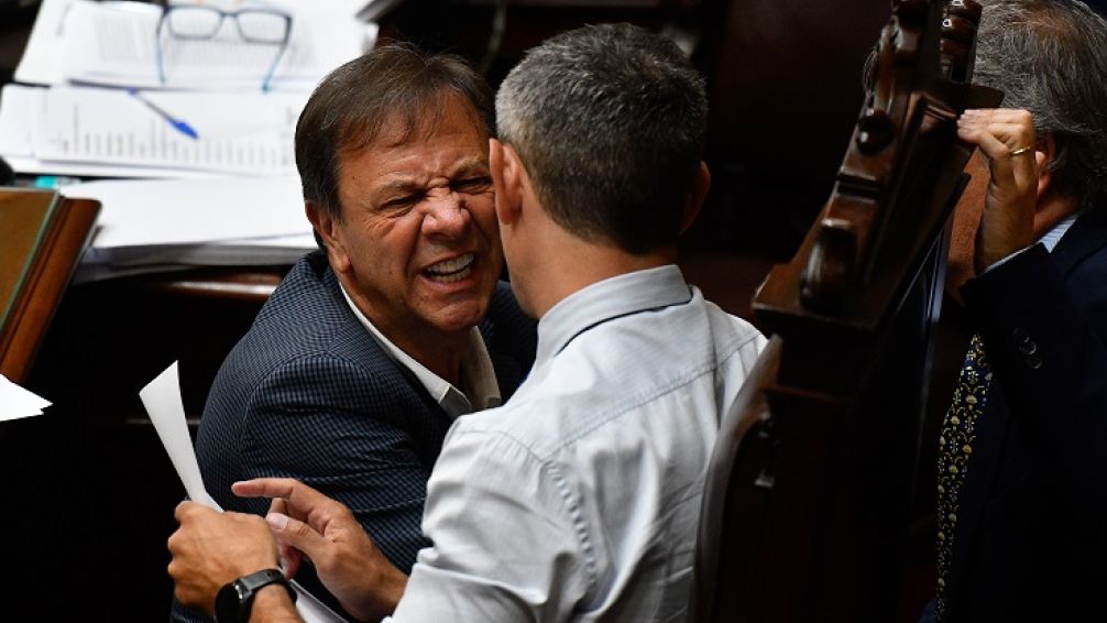 Proponen "medidas ejemplificadoras" contra los diputados libertarios que visitaron a genocidas condenados