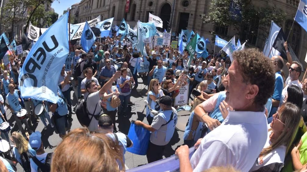 Docentes de Córdoba inician paro de 48 horas este lunes contra propuesta salarial del gobernador Llaryora