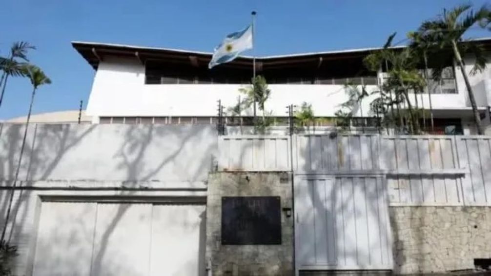 La idea original es que en los mástiles del ingreso a la residencia flameen tanto la bandera de Argentina como la de Brasil.