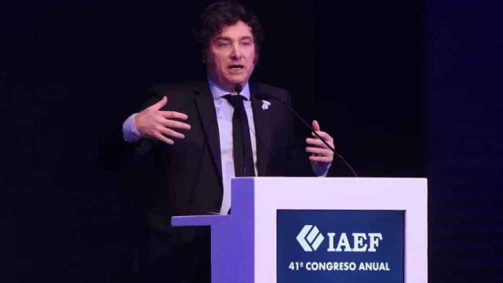 Milei viaja a Mendoza con varios ministros para participar del encuentro de ejecutivos de finanzas