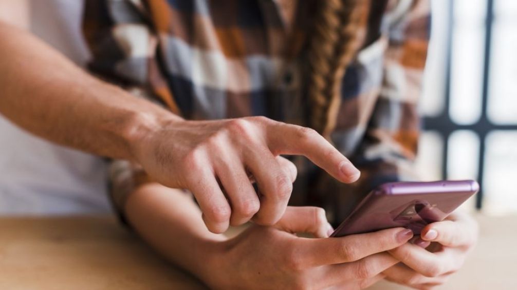 Cómo ahorrar datos en el celular mientras estás de viaje y no tenés WiFi