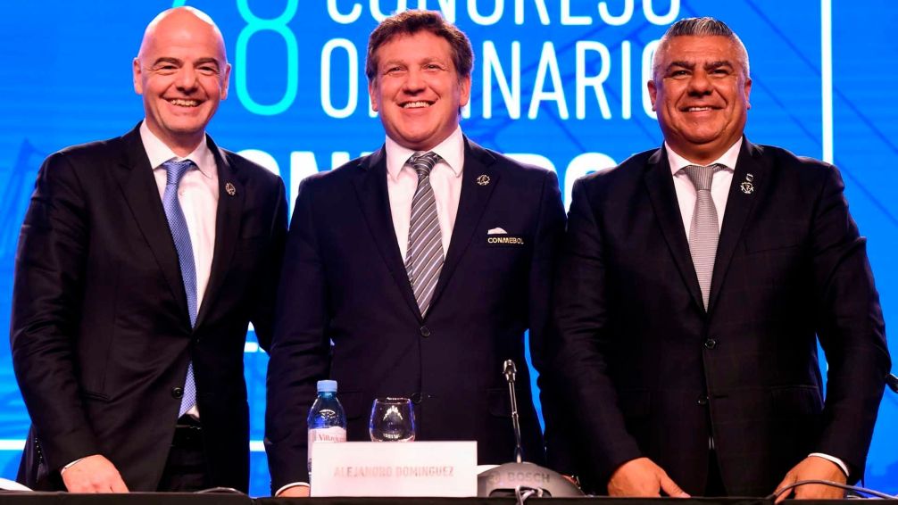 Respaldo. Gianni Infantino y Alejandro Domínguez junto a Claudio 