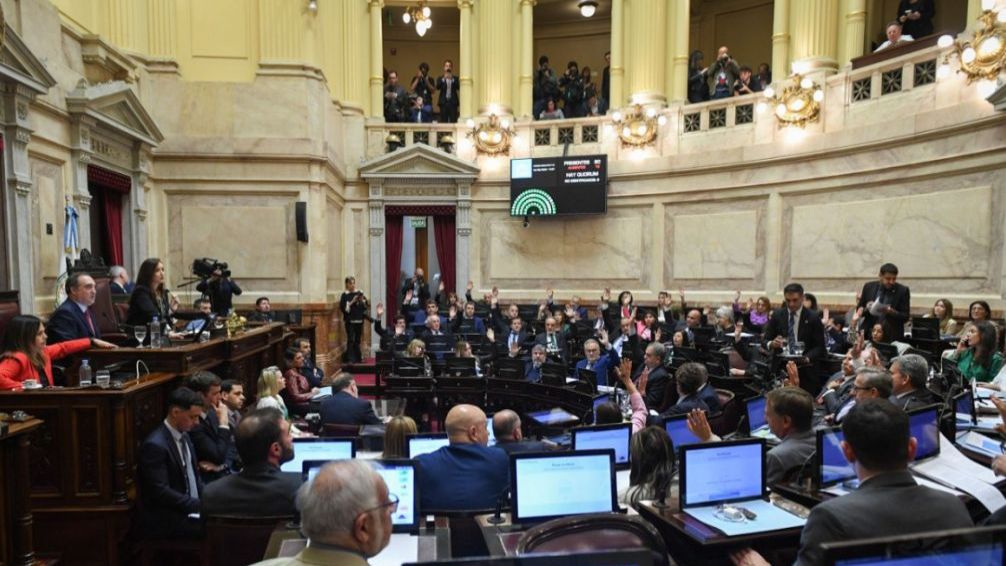Mano alzada. El Senado aprobó este jueves la Ley de Financiamiento Universitario.