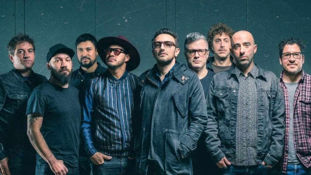  La canción ?Memorias Del Olvido? es una de sus interpretaciones más emotivas, explorando temas de nostalgia y desamor