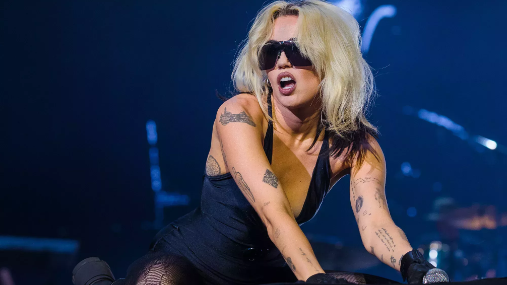 Miley Cyrus enfrentará una demanda por "Flowers" acusada de plagiar una canción de Bruno Mars
