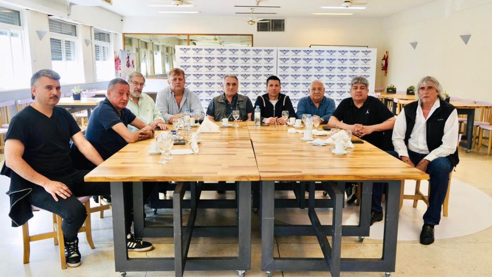 Gremios del transporte forman mesa de resistencia frente a la privatización  de Aerolíneas Argentinas