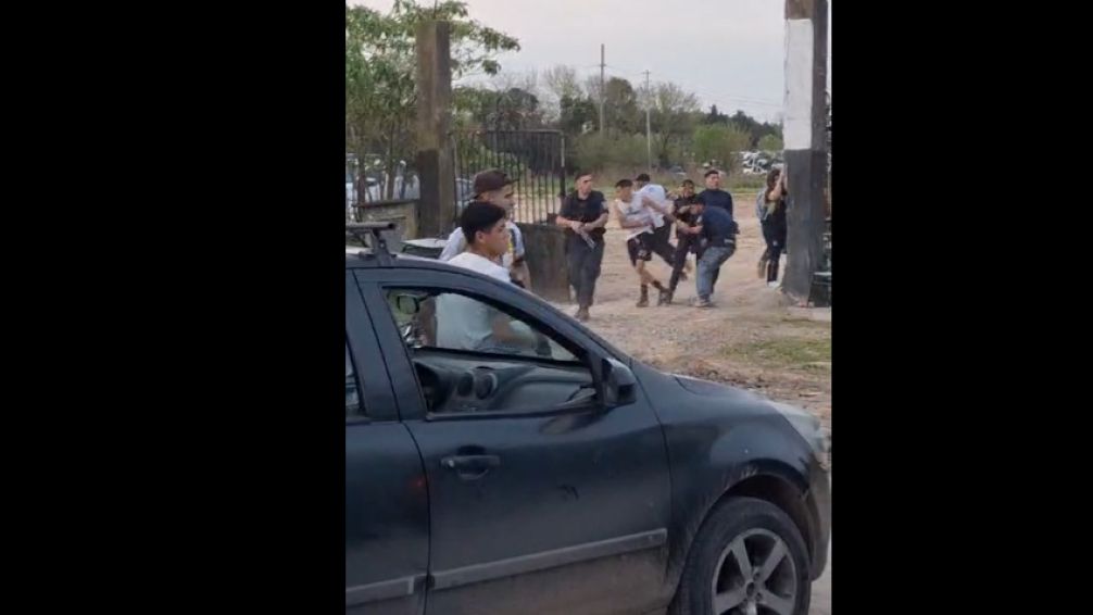 Batalla campal en La Plata: violencia, represión y balas de goma en un partido de fútbol