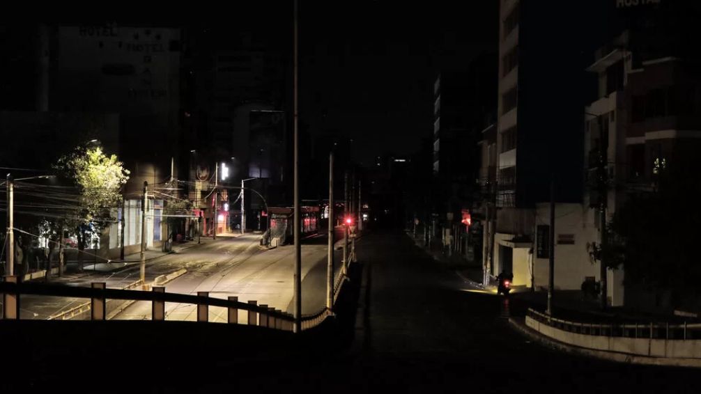 Amplían a 14 horas diarias los cortes de energía eléctrica en Ecuador