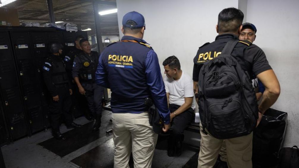 Guatemala detuvo a 25 policías vinculados a una red de trata de personas