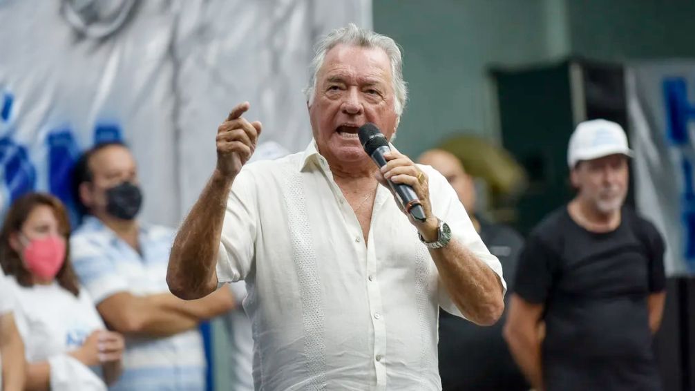 Luis Barrionuevo, líder de UTHGRA, internado de urgencia tras sufrir una descompensación