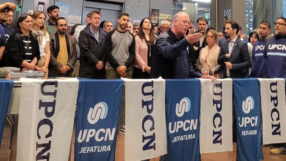 En medio de la sangría a estatales, Andrés Rodríguez de UPCN  llenó de elogios a Santiago Caputo