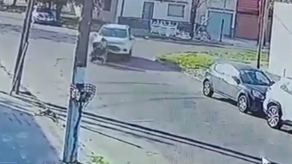 Horror en La Plata: atropelló a un hombre que cruzaba la calle en silla de ruedas y huyó
